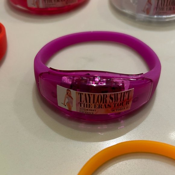 Taylor Swift Concert Film Light Up Wrist Band - Buy for your MOVIE Experience ! - Picture 9 of 13